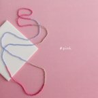 作品ピンク スカイブルー 留め具のない かぶるタイプのガラスビーズネックレス メタリックビーズ