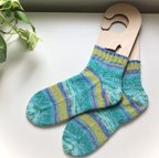 作品 洗濯機で洗える手編みの靴下　ルームソックス　暖かくて冷えとりに　23.5-24.5cm「みずうみの朝」