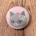 作品Fam&  グレー猫　くるみボタンのブローチ　　くるみボタン ねこ 猫 プレゼント ブローチ バッチ 花と猫
