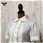 作品【３色展開】タックが綺麗なフラットカラーブラウス（半袖）生成【S/M/L/LL/3L/5L】