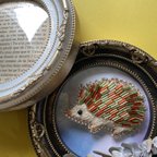 作品【刺繍ブローチ】『煌めく世界に向かって:ハリネズミ』絵本の世界mini