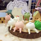 作品脚生えた生物おすわりフィギュア