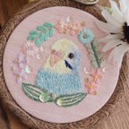 作品【受注生産】『インコ刺繍🕊‎𓂃 𓈒𓏸草花とインコの刺繍フレーム』Bird embroidery frame.
