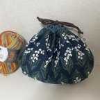 作品[送料無料] 大きめ巾着 ☆ プロジェクトバッグにおススメ すずらん柄コットンネイビー&check＆stripeダンガリー　ネイビー