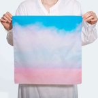 作品浮かぶピンク色の雲を描いた、大判ハンカチ