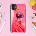 作品ゆめかわいいコーラルピンクでメルヘンチックな服がお洒落な女の子と花や鳥 スマホケース【強化ガラス仕上げ】iPhone15 対応