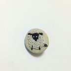 作品ひつじのもこもこ刺繍ミニブローチ