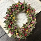 作品「ありがとうを届けるリース♡」生花のような発色の良いカーネーションのオーバルリースです。