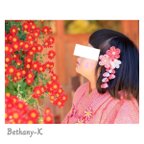 作品《大きくて可愛いつまみ細工の髪飾りミニ≫ 赤珊瑚×ローズピンク×白色 ✴︎BETHANY- K ✴︎ 【ベサニK製作所】