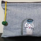 作品(送料無料)手刺繍、シャワーを浴びる猫さんポーチ