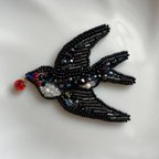 作品swallow ブローチ　ビーズ刺繍　ツバメ　燕