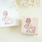 作品「手をつなぐ女の子とくま」ラバースタンプ / はんこ