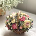 作品誕生日やお祝いの贈り物に♡ ピンクと白のドライフラワーのバスケットアレンジ　花かご　結婚祝い　新築祝い