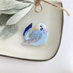 作品セキセイインコの刺繍ブローチ　お花のコサージュ