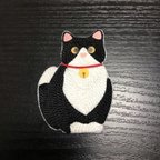 作品 刺繍糸のブローチ•猫(白黒ハチワレ)