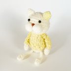 作品バラのイヤリングがお似合いな黄色いセーターの可愛い白ねこぴ【猫 / キーホルダー】