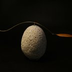 作品大きな卵のような石と葉っぱのオブジェ