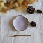 作品ちいさな花の豆皿　梅　鉄粉のある　パステルカラーの藤紫色　陶器