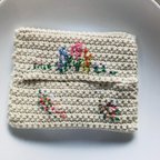 作品手編みティッシュケースに小花の手刺繍