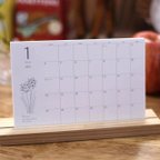 作品【送料無料】4月はじまり　2024卓上カレンダー（小）誕生月の花