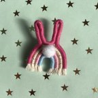 作品ウサギのシッポ ブローチNo.6　ビビットピンク×ラメゴールド×ピンク×水色（しっぽ 白）