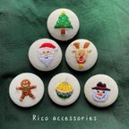 作品happyクリスマス．くるみボタンの手刺繍ブローチ