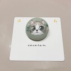 作品刺繍ブローチ　猫(ハチワレ)　ハンドメイド　くるみボタン　手刺繍　猫　猫グッズ　猫好き　刺繍　ブローチ