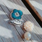 作品刺繍とビーズのお花ピアス　イヤリング＊コットンパール＊青キラキラ