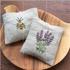 作品yishirita様専用小さな刺繍のリネンのサシェ　ラベンダーと蜜蜂　2個組　