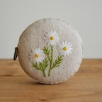 作品【刺繍マカロンメジャー】カモミール