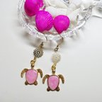 作品Pink honu earrings