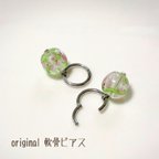 作品軟骨ピアス　セグメントクリッカー　クリア&ピンク　お花模様　とんぼ玉12ミリ玉♡医療用サーステンレス 