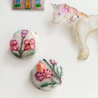 作品インド刺繍のくるみボタン　ピアス〜くすみピンク小花〜