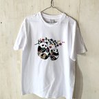 作品【送料無料】親子パンダの紅型手染めメンズTシャツ/ホワイト（メンズMサイズ）