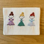 作品ドレスを着た三人の女の子　刺繍のポケットティッシュケース