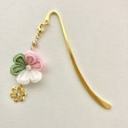 作品【お花見＊ちりめん細工のお団子風のお花＊ブックマーカー】ブックマーカー　しおり　花　おしゃれ　手作り　つまみ細工　帯飾り　花モチーフ　だんご　春