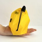 作品XSサイズ　肩掛けバッグにもなる！手のひらサイズ巾着袋 0.5L（黄色）　スタッフサック　コップ入れ　バッグインバッグ