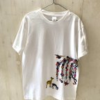 作品【日本国内送料無料】枝垂れ桜と親子鹿の手染め紅型メンズTシャツ/ホワイト（Mサイズ）