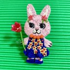 作品お花が大好きなピンクうさぎちゃん の手刺繍ブローチ