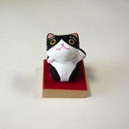 作品招き猫〈ハチワレ・黒白〉（木台付き）