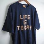 作品レザーパッチ「LIFE IS TODAY」の 半袖 Tシャツ（5色）コットン 厚手