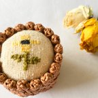 作品花結びカゴ入りピンクッション　マロン×黄色のお花刺繍