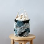 作品スラッシュキルト 巾着 トートバッグ 丸底 【bucket tote bag】 ピーコックブルー x ブラック