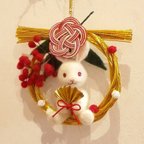 作品羊毛フェルトの干支お正月飾り　南天と白うさぎのしめ縄リース(扇)