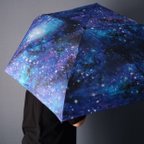 作品雨の中で差す星空 "星と銀河の宇宙柄" 晴雨兼用 折りたたみ傘・日傘（外側プリント）