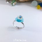 作品【送料込み】✨夏✨きれいな水色シーグラスのリング  花とクリアサファイアのビーズ乗せ