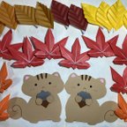 作品【027】Twin squirrels and 20 leaves made of origami and construction paper  双子リスと秋の葉っぱ20枚の壁面飾り（送料無料）
