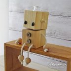 作品＜きゅのぼ＞ 檜キューブロボットの一輪挿し