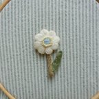 作品一輪の花　淡い黄色 手刺繍　ブローチ