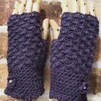 作品ハンドウォーマー(青紫に化繊の混ざり)手袋・手編み、花モチーフ